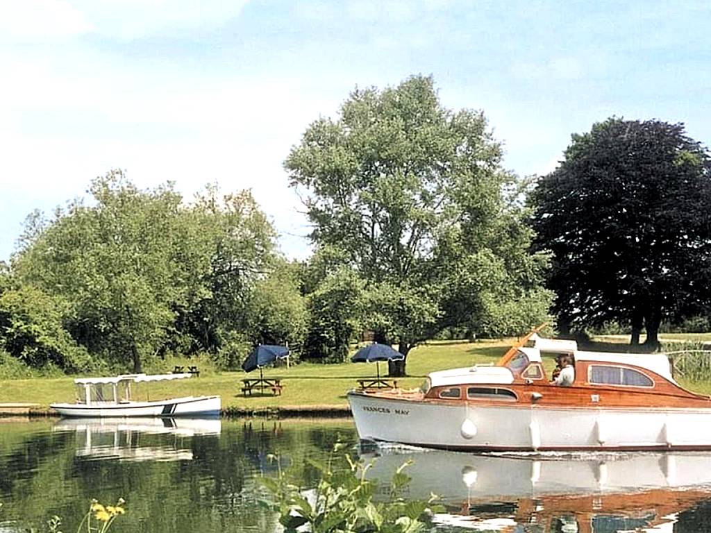 Dinckley Court on the Thames Boutique B&B