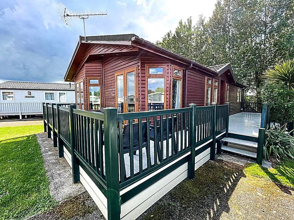 Modern 4 Berth Lodge With Decking At Manor Park In Hunstanton Ref 23024w