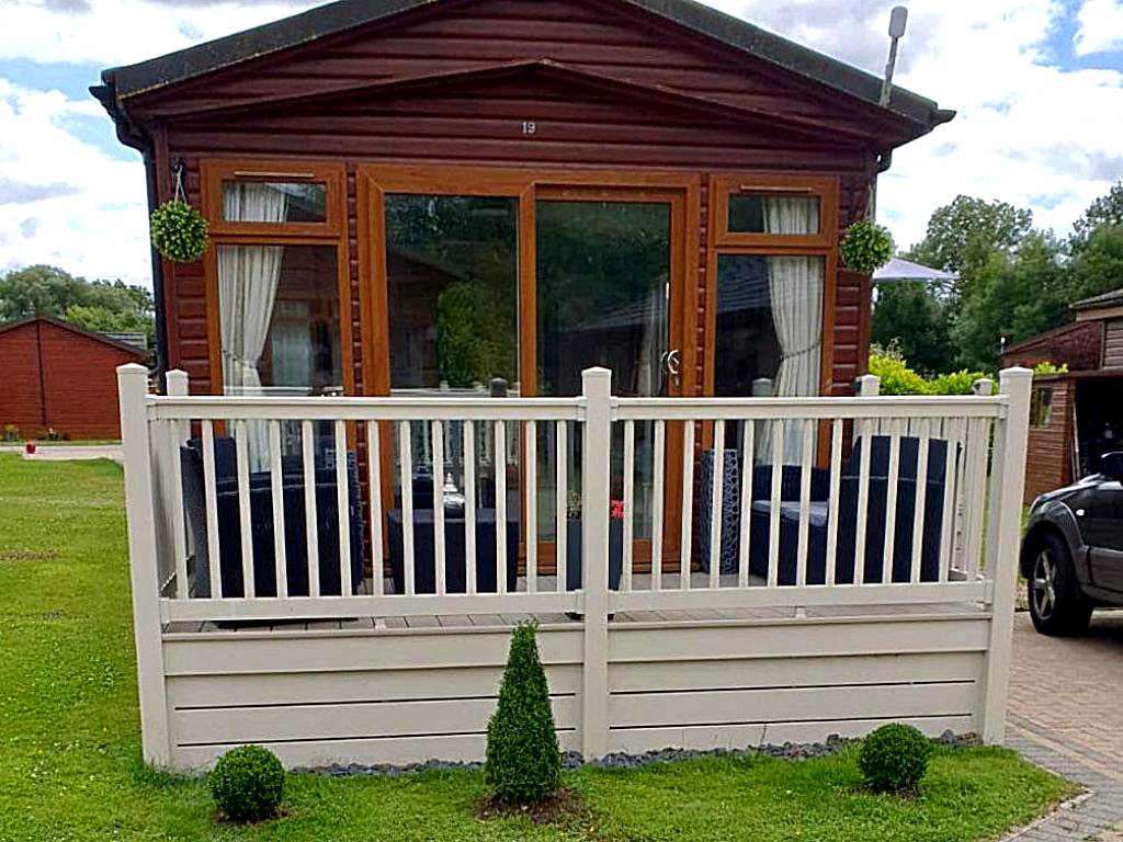 Green Acres Retreat Lodge with Hot Tub