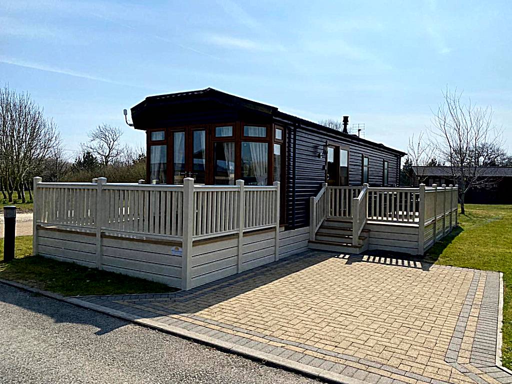 Lottie's Lodge With Hot Tub