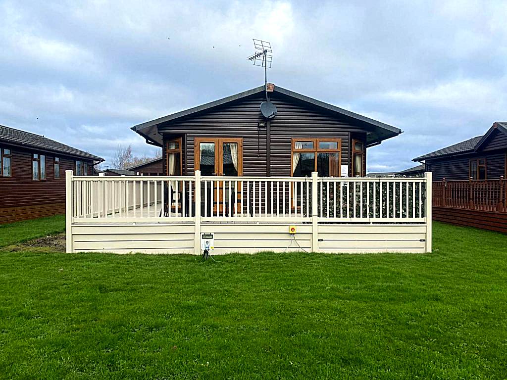 Saffron Lodge With Hot Tub