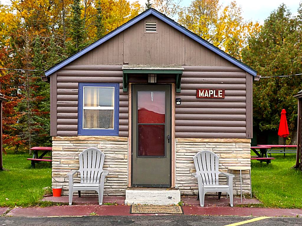 Hilltop Lodge and Cabins (International Falls) 