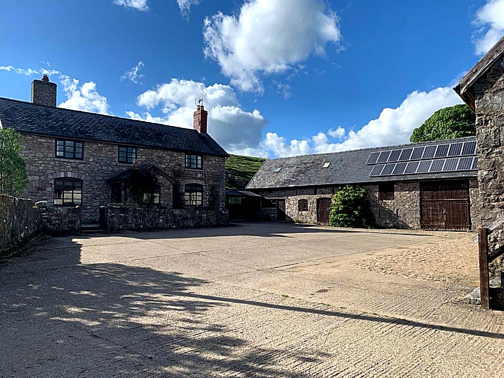 Tranquil 4 Bedroom Country Farmhouse with Views