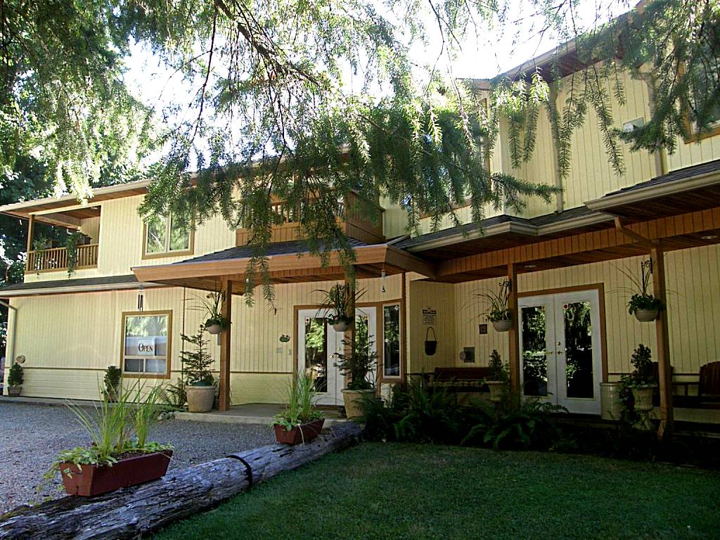 Cedar Wood Lodge Bed & Breakfast Inn