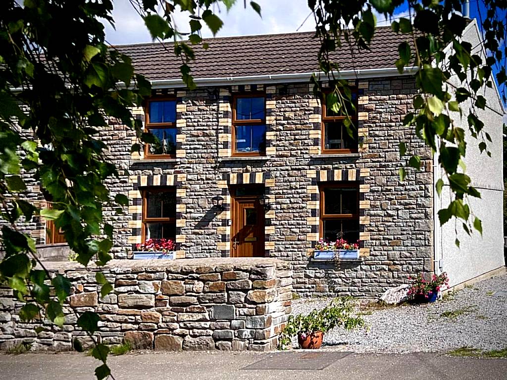 North Gower Cottage (Llanmorlais) 