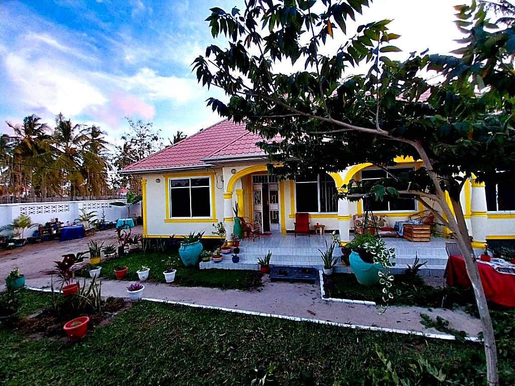 L&J Modern Backpackers Kigamboni Beach House