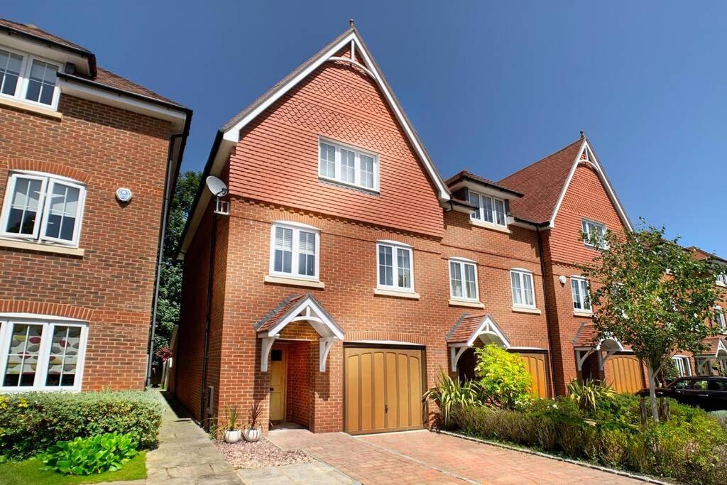 Maidenhead, Leander - 3 Bedroom - Parking & Garden